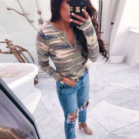 Fashion V Neck Printed Long Sleeved T-shirt Female Slim Camouflage Shirt (Color: Green, size: M)